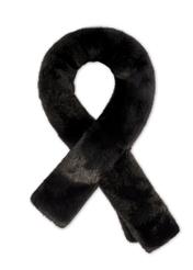 Čierna dámska zimná šatka SZADF-0035-99(Z25) - pohľad na produkt spredu, na bielom pozadí.