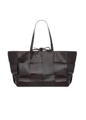 Dámska kožená kabelka TORES-1299-1H(W26) v hnedej farbe, pohľad spredu na bielom pozadí.