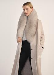 Svetlobéžový obojstranný dlhý dámsky kabát z ovčej kože KOZDS-0089-3037(Z25) - pohľad spredu na bielom pozadí. Viditeľná silueta po kolená.