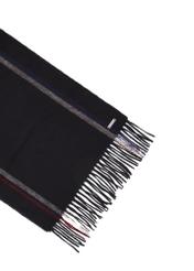 Pánska vlnená šatka čiernej farby SZAMT-0090-9J(Z26), detailný záber produktu na bielom pozadí.
