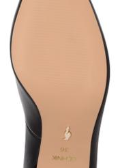 Dámske čierne kožené lodičky BUTYD-1031A-99(W26), pohľad na podrážku výrobku na bielom podklade.