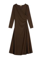 Hnedé modálne midi šaty SUKDT-0259-1I(W26) - pohľad spredu na produkt, na bielom pozadí.