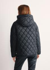 Čierna dámska prešívaná bunda s kapucňou KURDT-0588-99(Z25), pohľad na modelku zozadu, viditeľná polovica siluety.