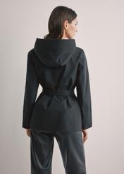 Dámska obojstranná prechodná bunda KURDT-0655-9J(W26), pohľad na produkt zozadu na modelke. Viditeľná polovica siluety.