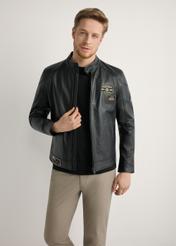 Pánska čierna kožená bunda KURMS-0301A-99(W26) - pohľad spredu na produkt, na modelke, na svetlom pozadí. Viditeľná polovica siluety.