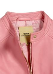 Ružová dámska kožená bunda KURDS-0575-5B(W26), detailný záber produktu na bielom pozadí.