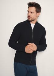 Čierny pánsky sveter so zipsom SWEMT-0176-99(Z25), pohľad spredu na produkt na modelke. Viditeľná polovica siluety.