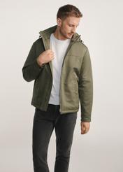 Pánska khaki bunda KURMT-0386-54(Z25) - pohľad spredu na modelku na bielom pozadí. Viditeľná silueta po kolená.