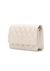 Krémová malá prešívaná dámska kabelka TOREC-1033-0B(W26), diagonálny pohľad na produkt na bielom pozadí.