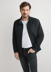 Pánska čierna ľahká prechodná bunda KURMT-0370-99(W25), pohľad na modelku spredu. Viditeľná polovičná silueta.