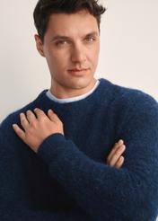 Pánsky vlnený sveter v tmavomodrej farbe SWEMT-0171-68(Z25), detailný pohľad na produkt na modelke.