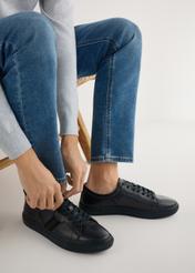 Pánske kožené topánky v tmavomodrej farbe BUTYM-0430A-7E(W26), bočný pohľad na produkt na modeli, viditeľná polovica siluety.