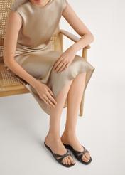 Dámske kožené šľapky tmavohnedej farby BUTYD-1227-1I(W26), bočný pohľad na produkt na nohách modelky.