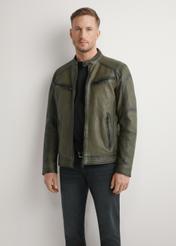 Pánska khaki kožená bunda KURMS-0403-8D(W26) - Pohľad na produkt spredu, modelovaný na svetlom pozadí. Viditeľná silueta po kolená.