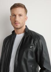 Čierna pánska kožená bunda KURMS-0400-99(W26), detailný záber produktu na siluete modelu.