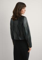 Dámska vintage krátka kožená bunda KURDS-0573-9J(W26), pohľad na produkt zozadu na modelke. Viditeľná polovica siluety.