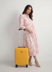 Malý kufor na kolieskach WALAB-0040-2B-19(W26), pohľad na produkt spredu vedľa modelu, viditeľná je celá silueta.