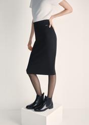 Dámske členkové čižmy z lakovanej kože BUTYD-1009-97(Z25), pohľad na produkt na nohách modelky na svetlom pozadí.
