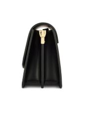 Čierna dámska kabelka z imitácie kože TOREC-1081-99(W26), bočný pohľad na produkt na bielom podklade.