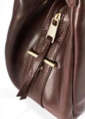Dámska hnedá kožená nákupná kabelka TORES-0636D-89(Z25), detailný záber na zips produktu, pohľad na bielom pozadí.