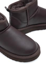 Dámske kožené snehule tmavohnedej farby BUTYD-1219-1I(Z26), detailný záber produktu na bielom pozadí.