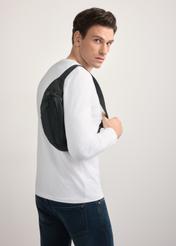 Pánska čierna ľadvinka TORMN-0365-99(Z25) - diagonálny pohľad na produkt, na modelke, na svetlom pozadí. Viditeľná polovica siluety.