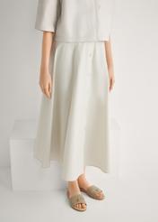 Dámske semišové žabky v chladnej béžovej farbe BUTYD-1255-1K(W26), pohľad spredu na produkt na nohách modelky.