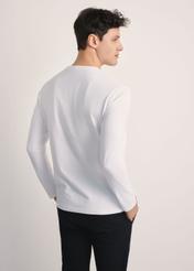 Pánska biela blúzka s dlhým rukávom LSLMT-0008-11(Z25), pohľad na produkt zozadu na modeli. Viditeľná polovica siluety.