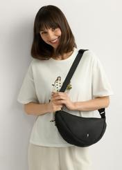 Čierna nylonová dámska kabelka TOREN-0342-99(W26) - pohľad spredu na produkt, na modeli, na bielom pozadí.