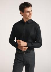 Čierna pánska košeľa KOSMT-0351A-99(Z26) - pohľad spredu na produkt na modelke na bielom pozadí. Viditeľná polovica siluety.