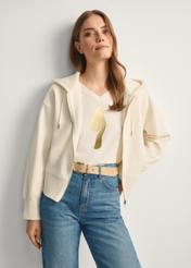 Dámska mikina s kapucňou krémovej farby BLZDT-0113-12(Z25), pohľad na produkt spredu na modelke, viditeľná polovica siluety.