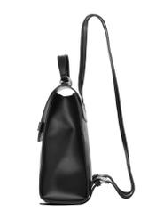 Čierny elegantný dámsky batoh TOREC-1281-99(Z26) - bočný pohľad na produkt, na bielom pozadí.