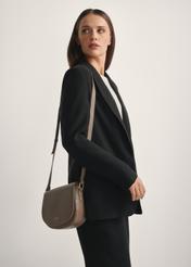 Tmavobéžová kožená polkruhová taška cez rameno TORES-0972F-1K(W26), diagonálny pohľad na produkt na modelke, viditeľná polovica siluety.