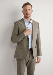 Pánske tmavohnedé sako MARMT-0013-1I(W26), pohľad spredu na produkt na modelke. Viditeľná polovica siluety.