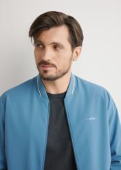 Modrá pánska nylonová bunda KURMT-0416-7C(W26), detailný záber produktu na siluete modelu.