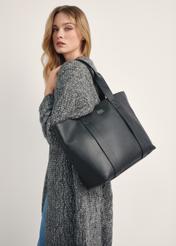 Čierna elegantná dámska nákupná taška TORES-1200-99(Z25), pohľad na produkt na ramene modelky na svetlom pozadí.