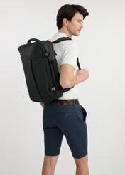 Veľký pánsky cestovný batoh TORMN-0348-99(W25), diagonálny pohľad na produkt na modeli. Viditeľná je polovica siluety.