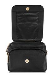 Čierna malá kožená dámska kabelka TORES-0958E-9I(W26), pohľad spredu na bielom pozadí.