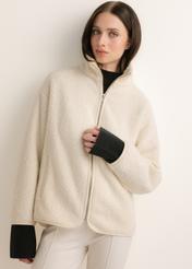 Dámska krémová mikina na zips BLZDT-0126-0B(Z26), pohľad spredu na produkt na modelke. Viditeľná polovica siluety.