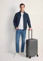 Stredný kufor na kolieskach WALAB-0073-9C-24(W26), diagonálny pohľad na produkt vedľa siluety modelky.