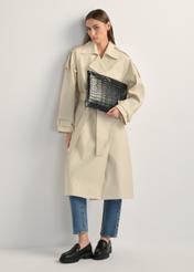 Čierna kožená dámska aktovka TORES-0853F-9G(W26) - pohľad na produkt mierne diagonálny, na modeli, na svetlom pozadí. Viditeľná je celá silueta.