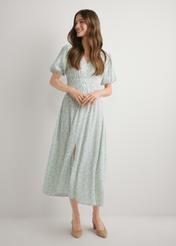 Dlhé kvetinové šaty v šalviovej farbe SUKDT-0191-8P(W26), pohľad spredu na modelku. Viditeľné celé telo.