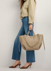 Hnedé lodičky s otvoreným podpätkom BUTYD-1078A-1D(W26), bočný pohľad na produkt na nohách modelky, na svetlom pozadí.