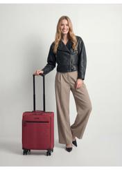 Stredný kufor na kolieskach WALNY-0045-4B-24(W26), pohľad spredu na produkt vedľa siluety modelky.