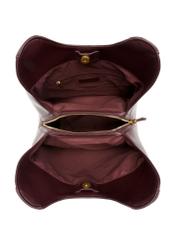 Dámska nákupná taška v bordovej farbe s monogramom TOREC-1283-4P(Z26), pohľad na produkt zhora na bielom pozadí.