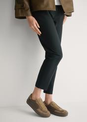 Dámske kožené tenisky v chladnej béžovej farbe BUTYD-1260-1K(W26), bočný pohľad na produkt na nohách modelky.