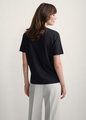 Dámske čierne tričko s potlačou TSHDT-0146-99(Z25), pohľad na produkt zozadu na modelke. Viditeľná polovica siluety.