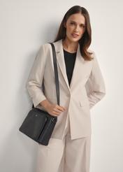 Čierna kožená dámska kabelka TORES-1217-9I(W26) - pohľad na produkt mierne diagonálny, na svetlom pozadí. Viditeľná polovica siluety.