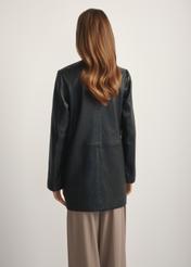 Dámska čierna kožená bunda KURDS-0583-99(W26), pohľad na modelku zozadu. Viditeľná polovica siluety.