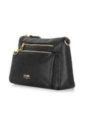 Čierna dámska messenger taška z imitácie kože TOREC-0966A-99(Z25) - diagonálny pohľad na tašku na bielom podklade.